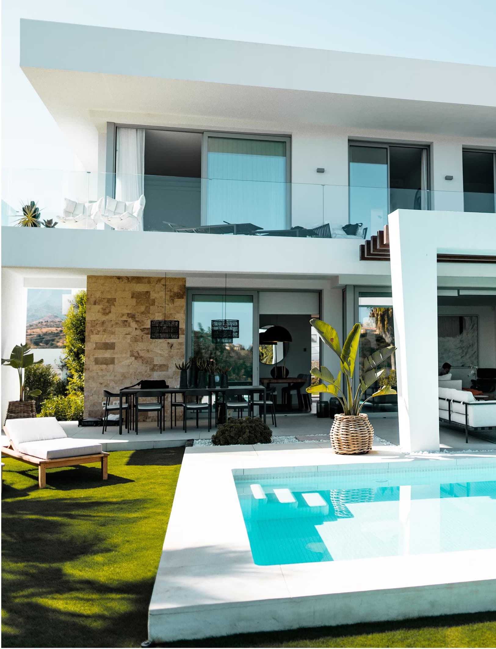 Villas contemporaines avec piscines dans une ville ensoleillée